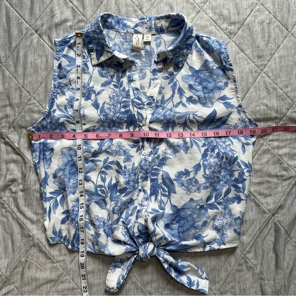 ⭐️ Joie ⭐️ Rayon Blue and White Floral Top S/M - Picture 4 of 8